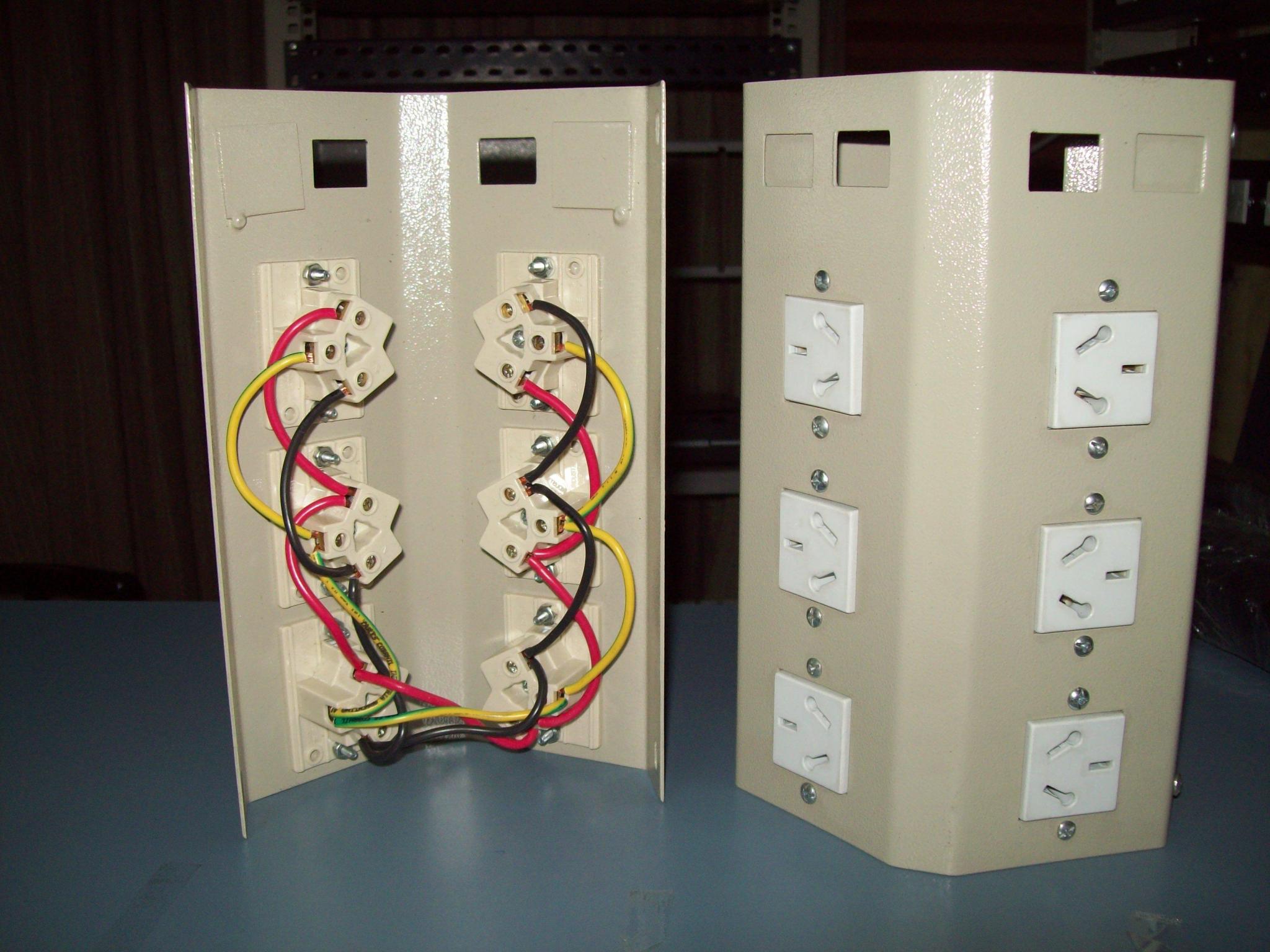 Zocalo de pared con 6 tomacorrientes polarizado y apto para 2 jack RJ-45 