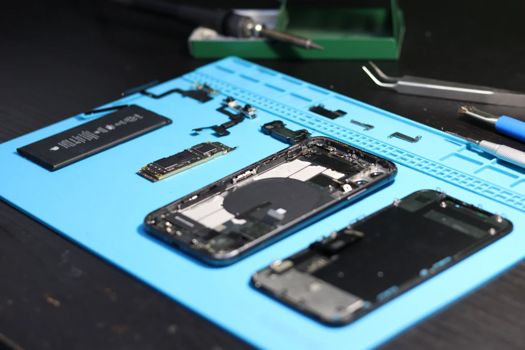 Técnico reparando componentes de smartphone
