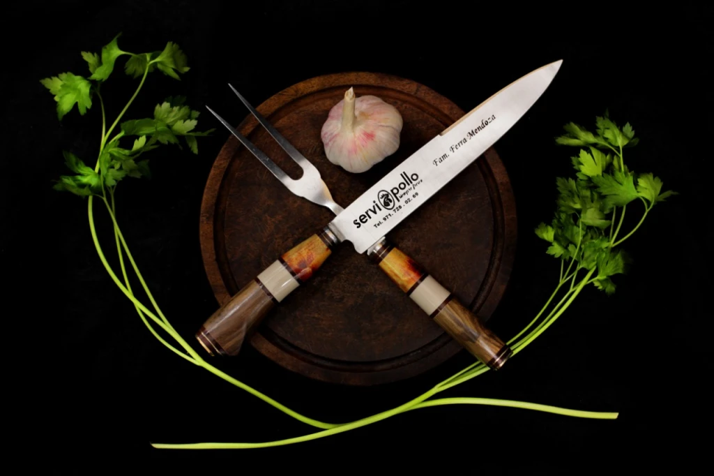 Cuchillo artesanal de alta gama sobre mesa de trabajo