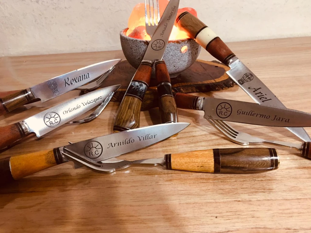Artesano trabajando el acero para un cuchillo de alta calidad