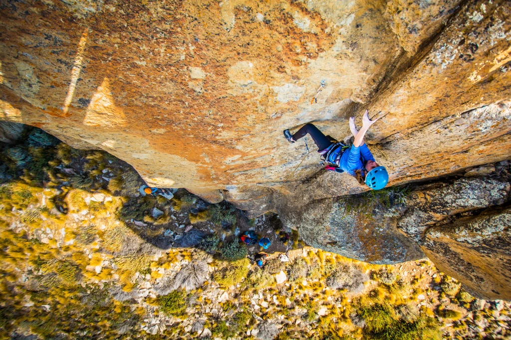 Escalador escalando una pared de granito en Patagonia