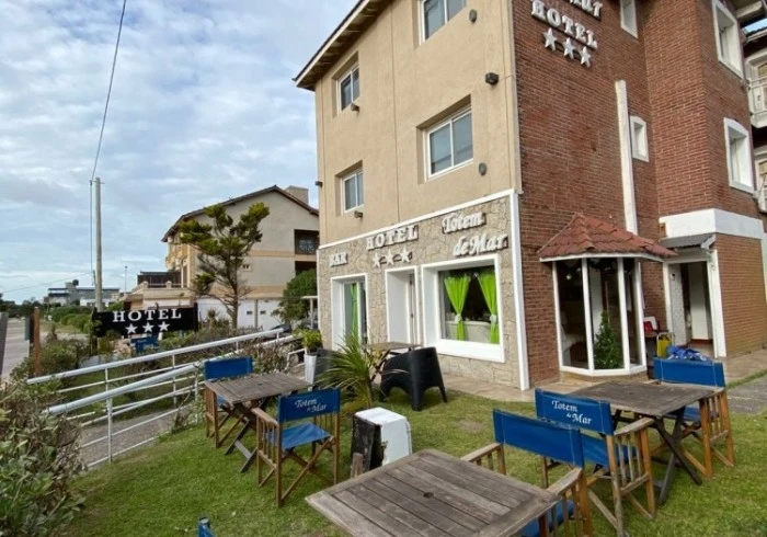 Frente del Hotel Tótem de Mar con reposeras
