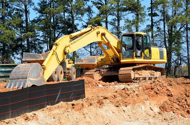 Máquina excavadora realizando movimiento de tierra. Saliva Group en Santa Fe.