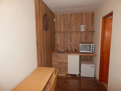  esta distribuido en dos ambientes, en uno esta la cocina comedor, con horno y anafe eléctrico, heladera baja, pava eléctrica y tostadora. La habitación brindan cómodas camas sommier, Tv Lcd  y cuenta con baño privado con ducha y secador de pelo.
