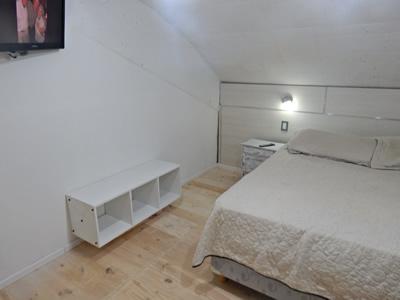  esta distribuido en dos ambientes, en uno esta la cocina comedor, con horno y anafe eléctrico, heladera baja, pava eléctrica y tostadora. La habitación brindan cómodas camas sommier, Tv Lcd  y cuenta con baño privado con ducha y secador de pelo.