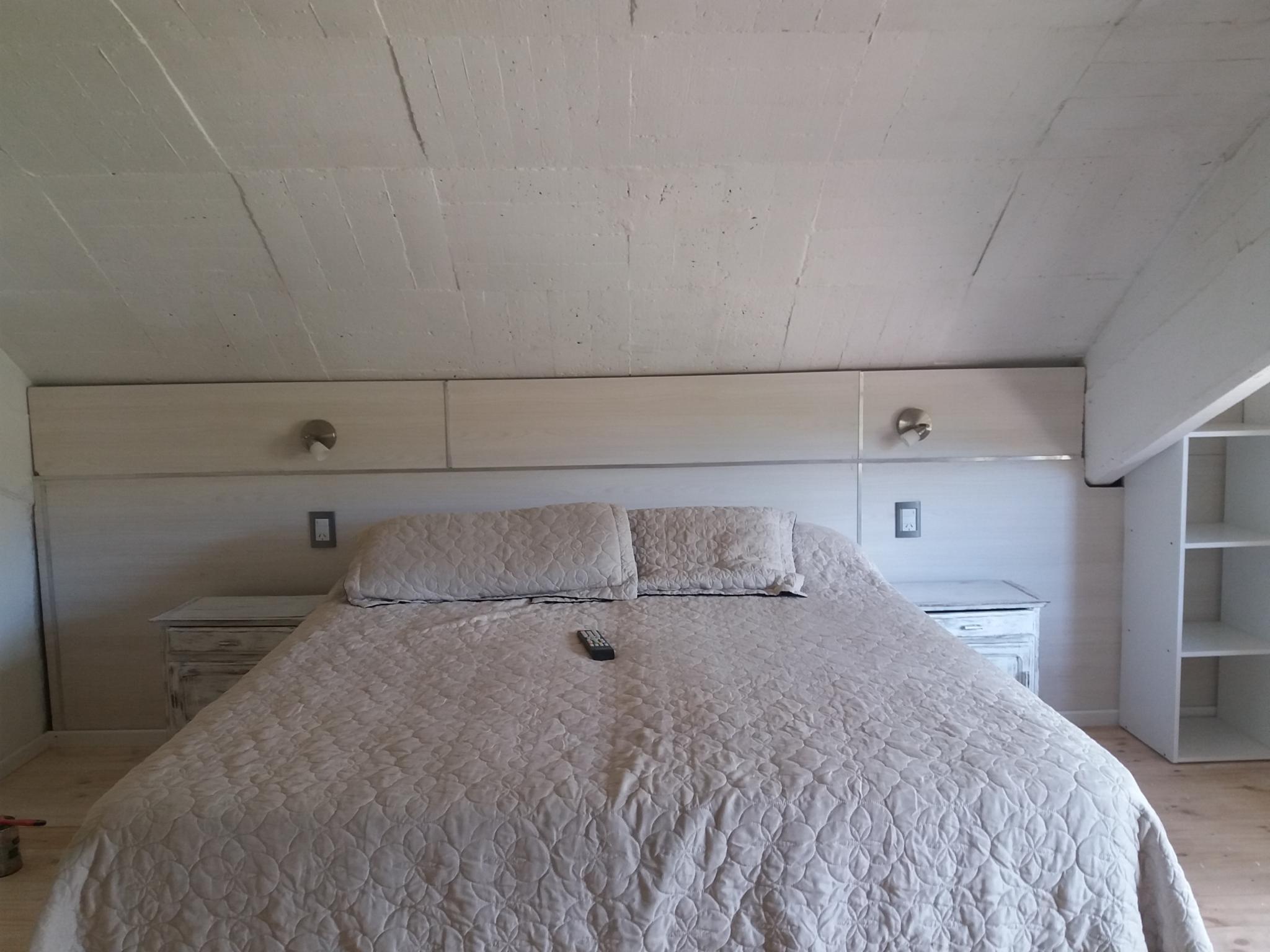  esta distribuido en dos ambientes, en uno esta la cocina comedor, con horno y anafe eléctrico, heladera baja, pava eléctrica y tostadora. La habitación brindan cómodas camas sommier, Tv Lcd  y cuenta con baño privado con ducha y secador de pelo.