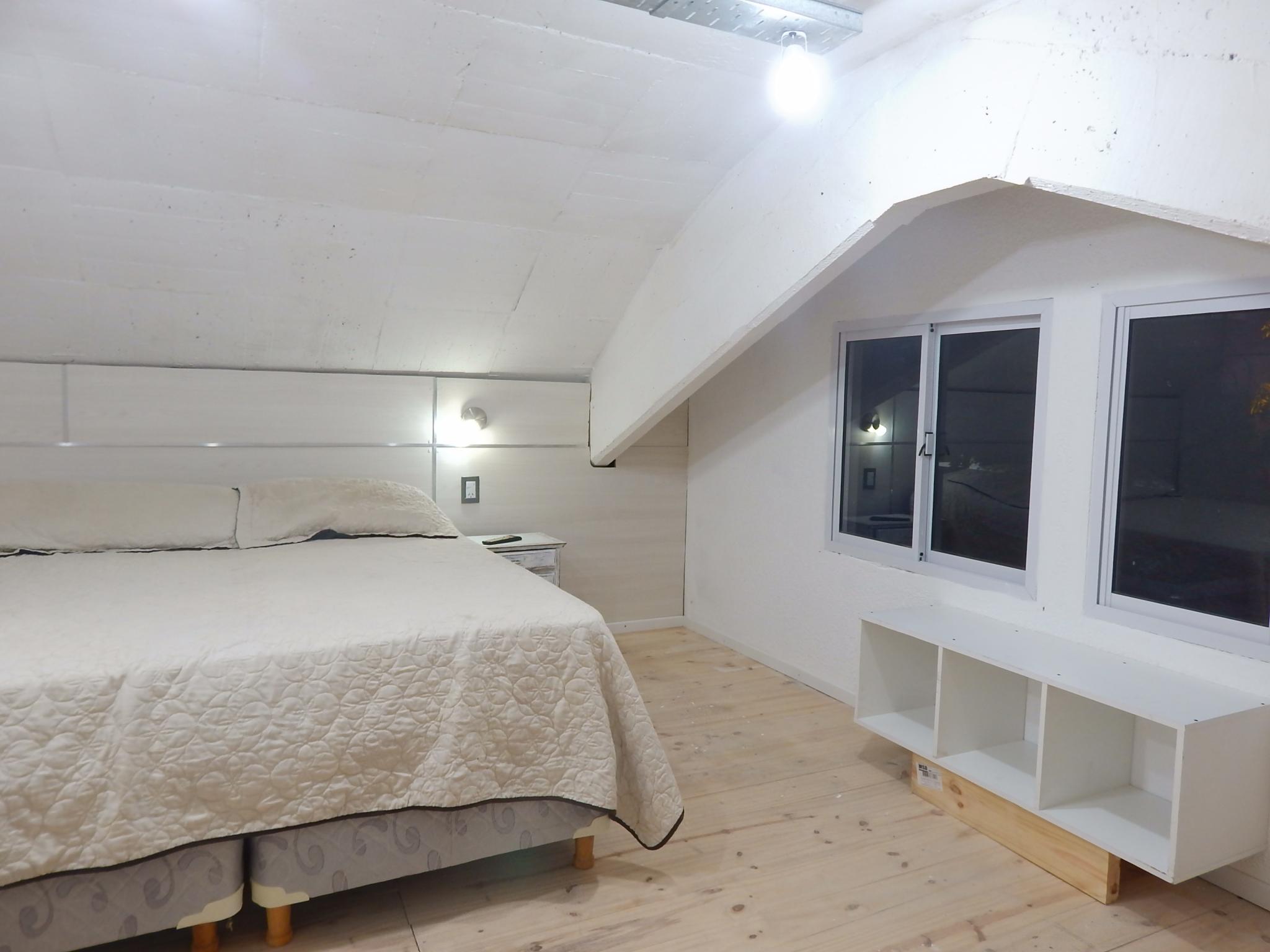 esta distribuido en dos ambientes, en uno esta la cocina comedor, con horno y anafe eléctrico, heladera baja, pava eléctrica y tostadora. La habitación brindan cómodas camas sommier, Tv Lcd  y cuenta con baño privado con ducha y secador de pelo.