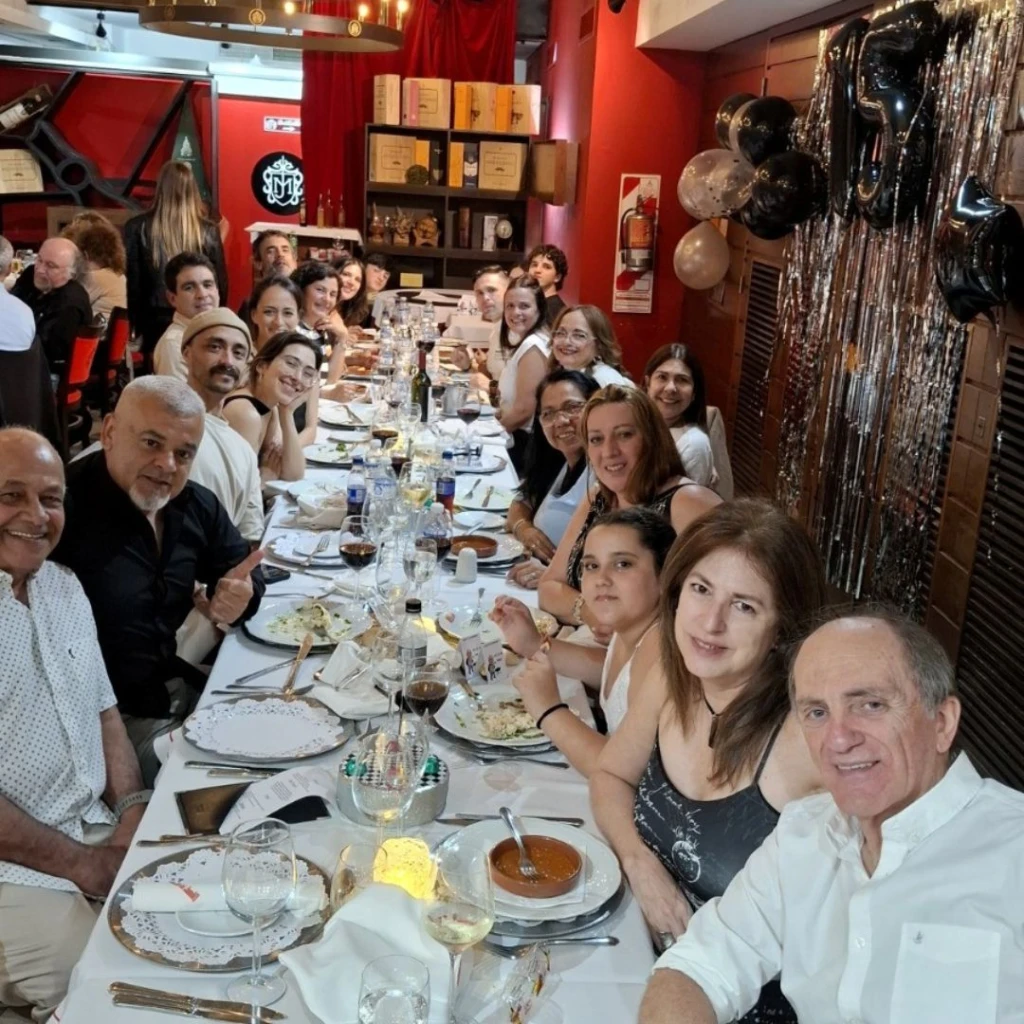 Cena Show Latino y Diversión