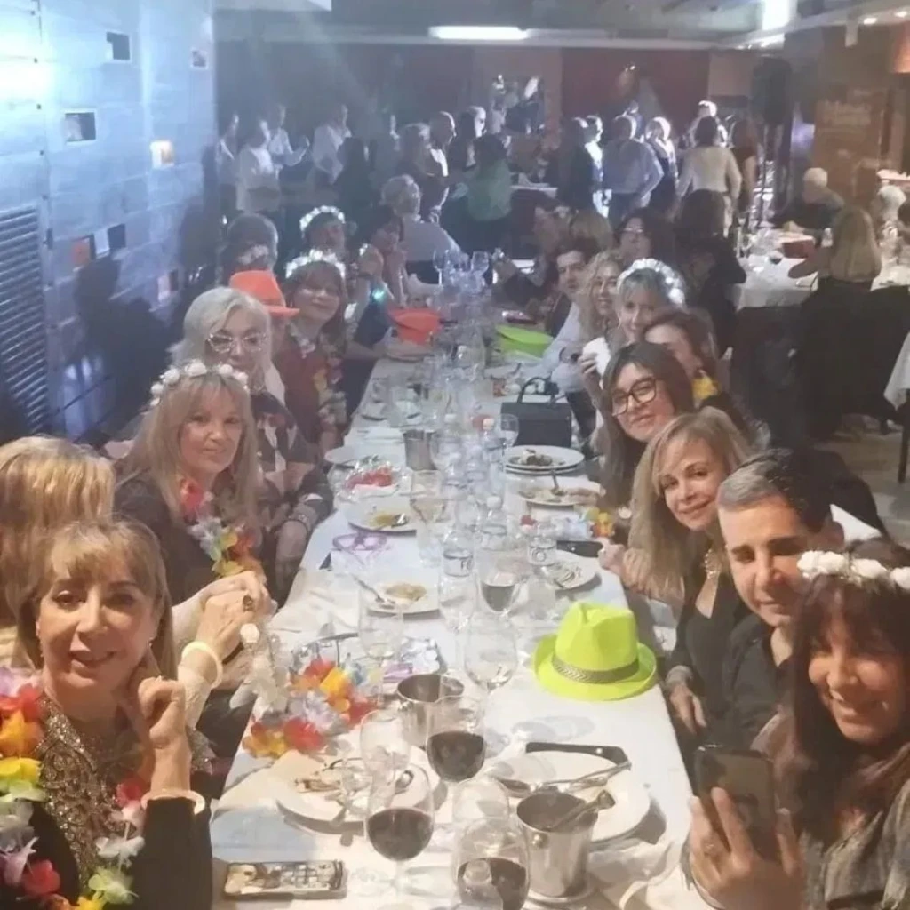 Cena Show Latino y Diversión