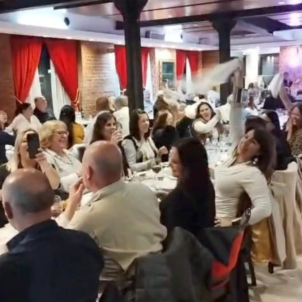 Cena Show Latino y Diversión