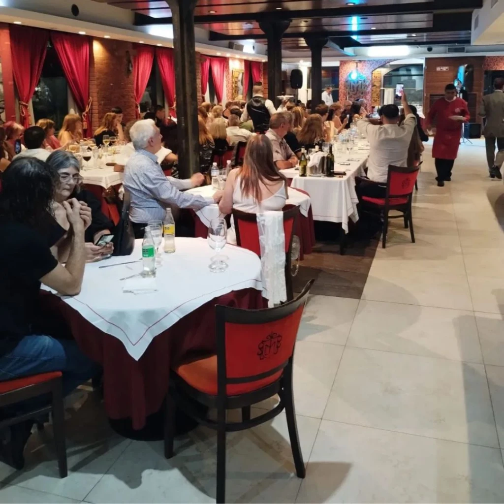 Cena Show Latino y Diversión