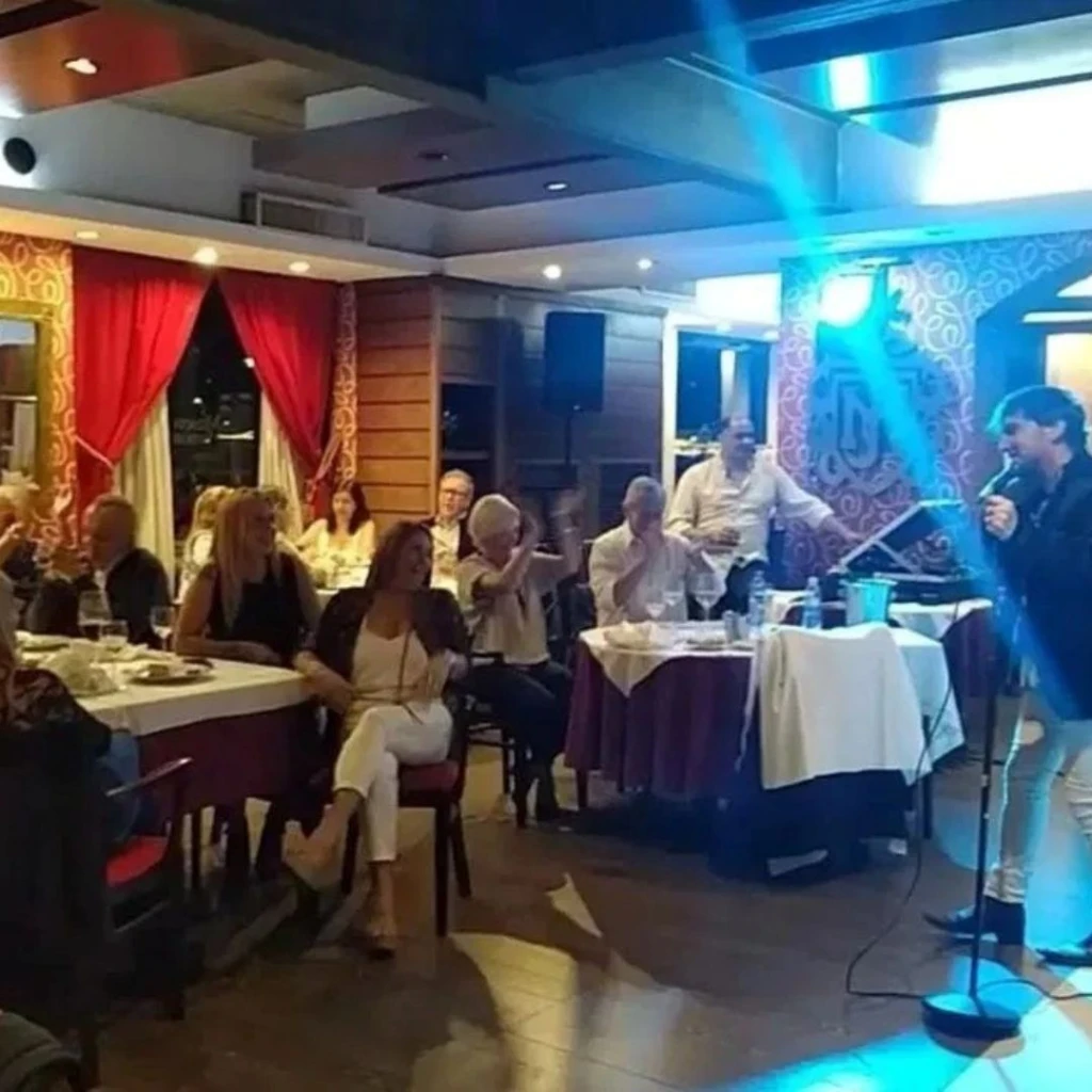 Cena Show Latino y Diversión