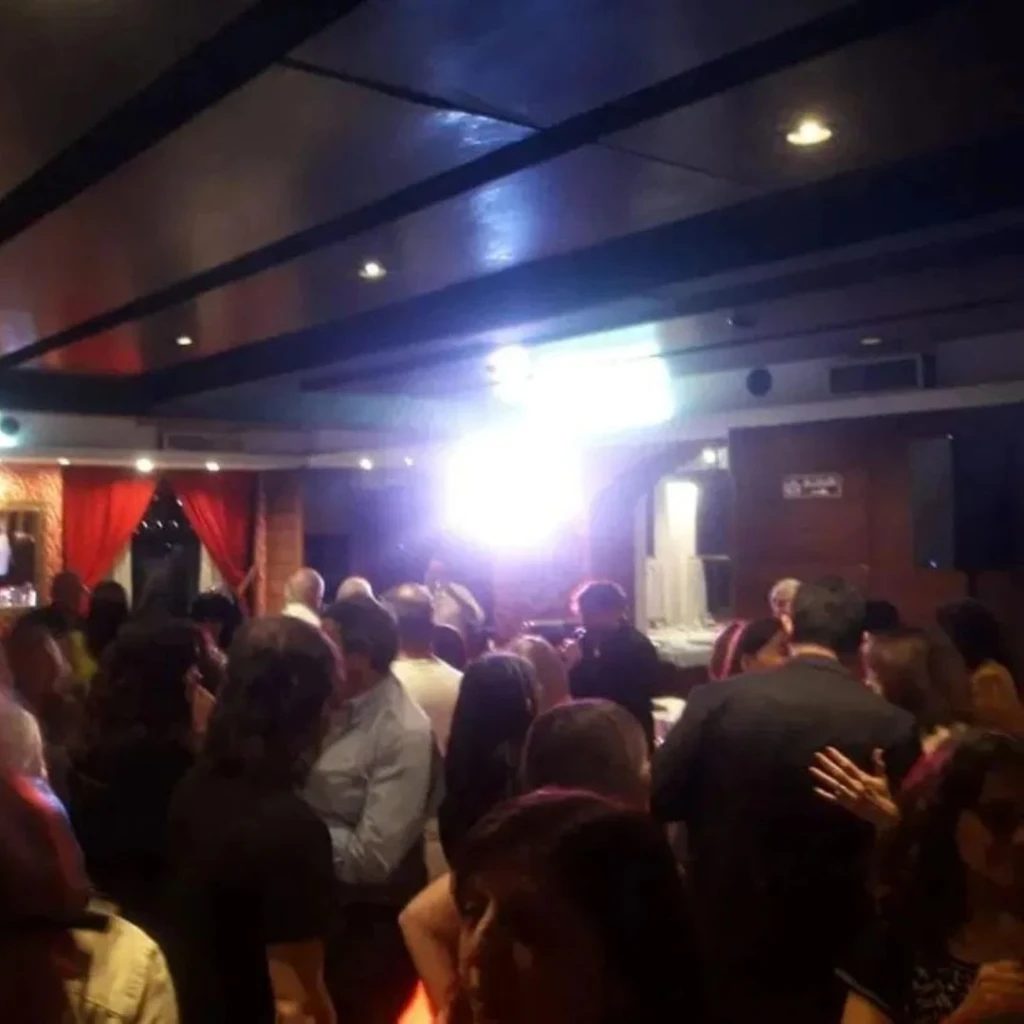 Cena Show Latino y Diversión