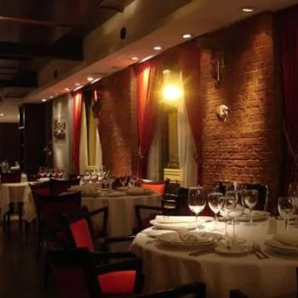 Cena Show Latino y Diversión