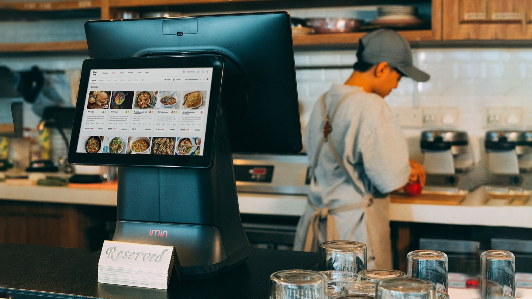 Terminal POS Android iMin instalada en restaurante para gestión de pedidos y cobro