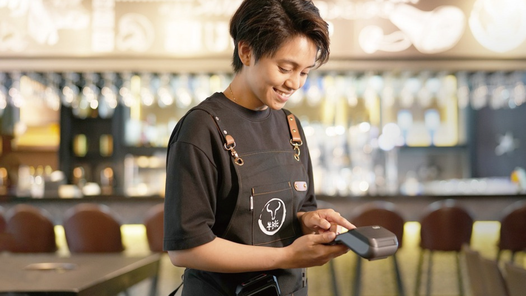 Moza usando POS móvil iMin para cobros rápidos en restaurante bajo nueva normativa fiscal