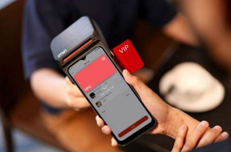 Terminal POS Android iMin instalada en restaurante para gestión de pedidos y cobro