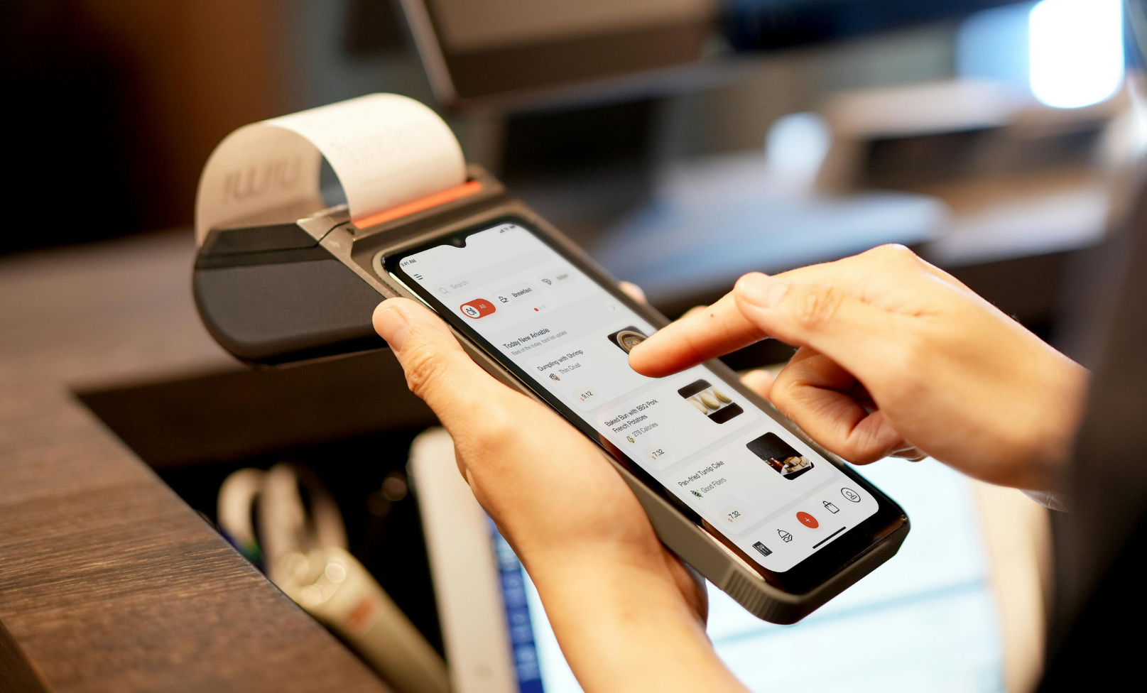 Terminal POS Android iMin instalada en restaurante para gestión de pedidos y cobro