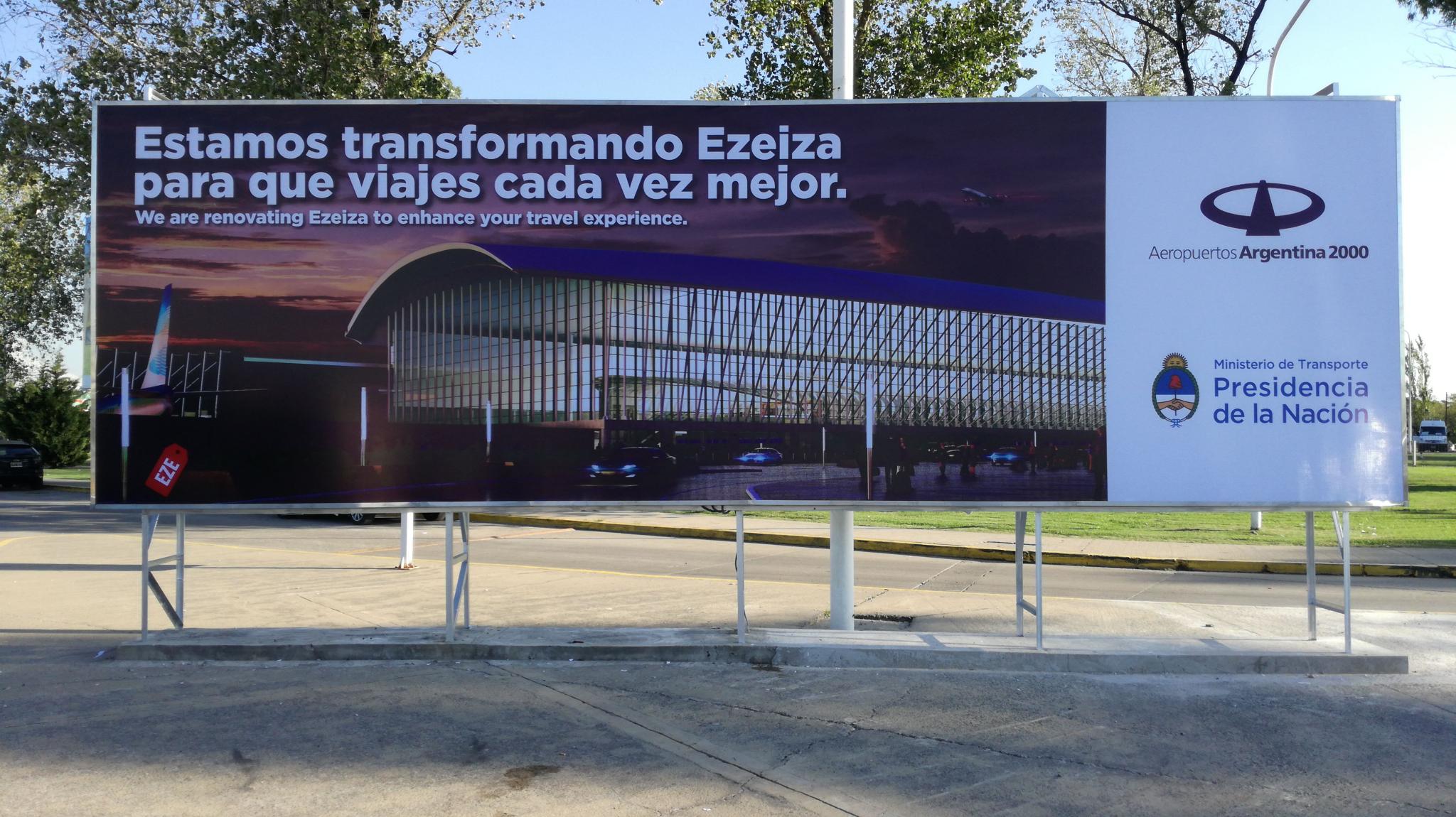 Back light exterior aeropuerto Ezeiza, bastidor de caño pintado epoxi, chapa galvanizada, revestido con marco de acero inoxidable, frente de lona laqueada.