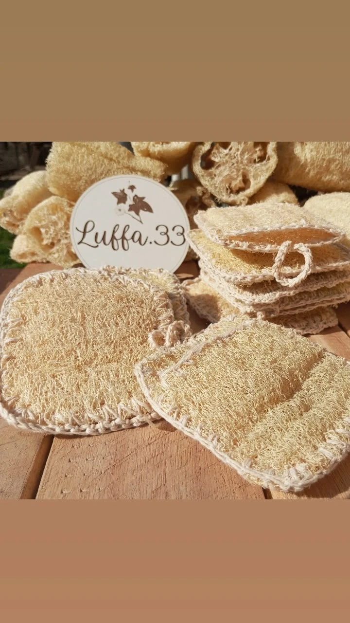 Productos de cosmética natural Luffa 33 sobre base de madera