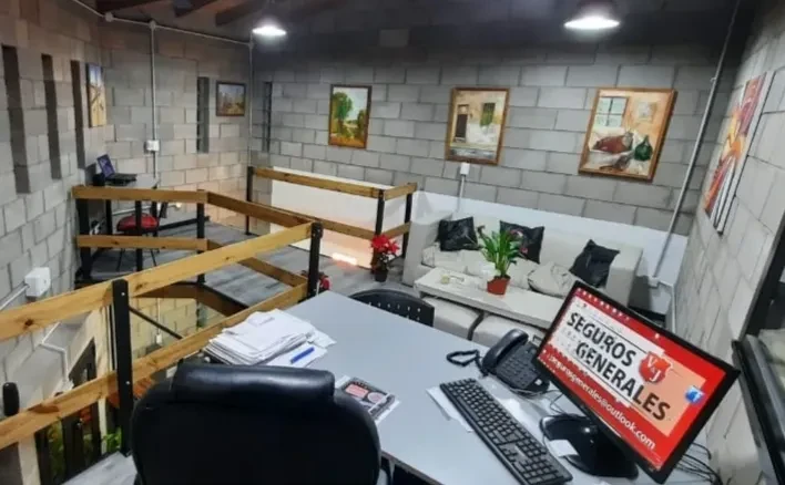 Reloj y escritorio organizado junto a una ventana con luz natural