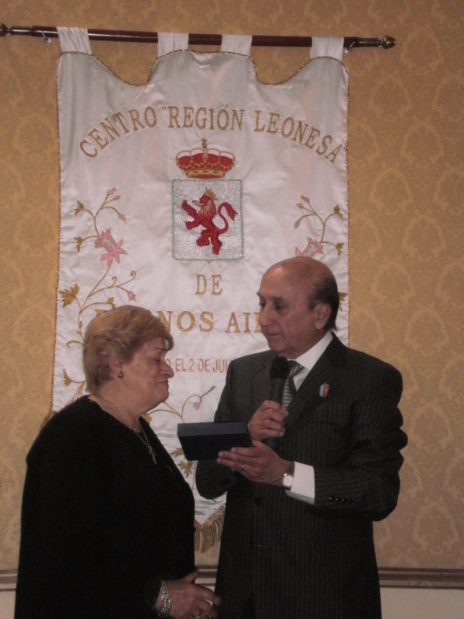Emoción contenida al recordar y rendir homenaje al amigo, socio y colaborador en la figura de su Sra. esposa Doña María Esther Rodriguez