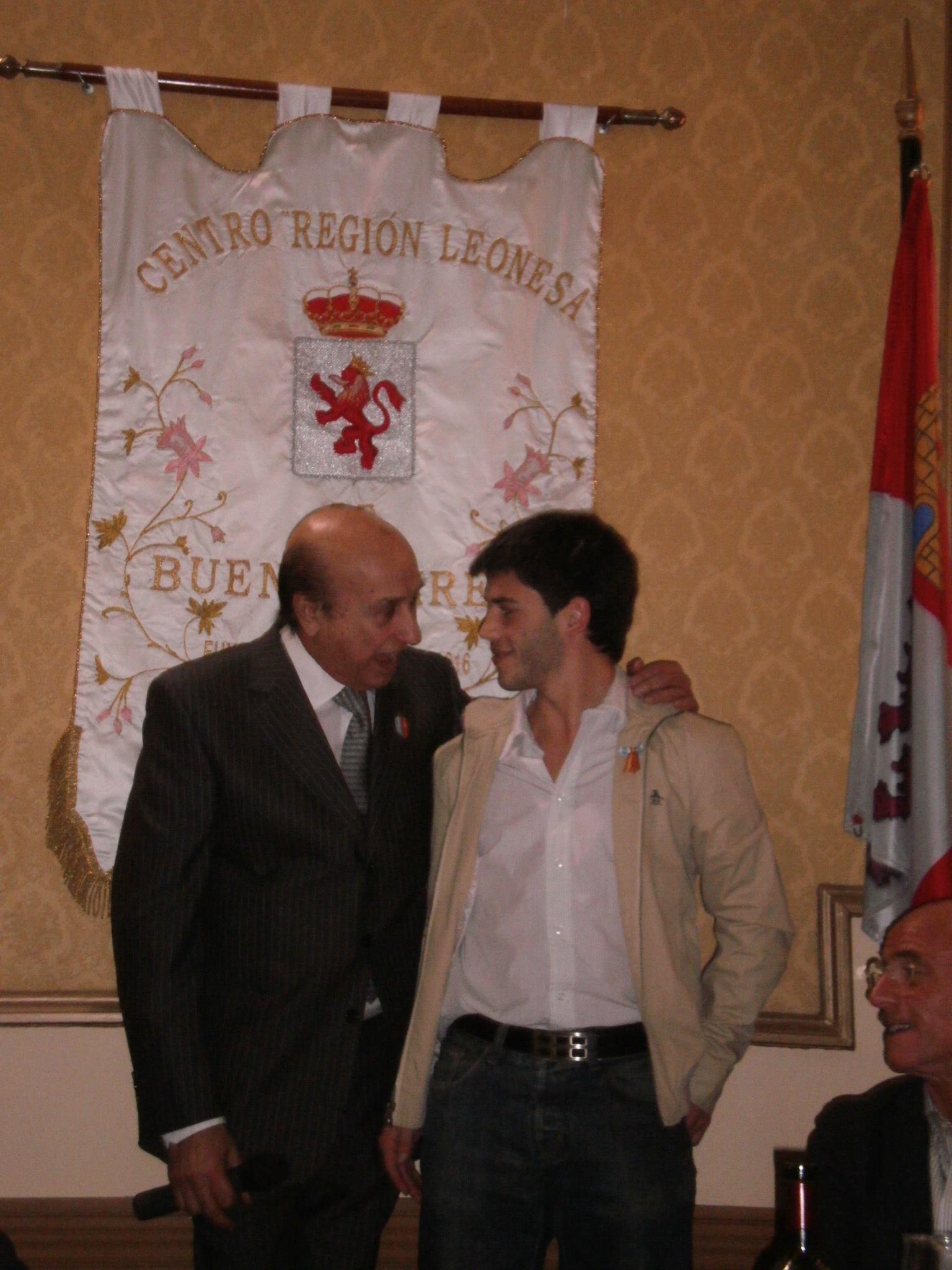 El Presidente D. Cándido Vidales celebra los 25 años de socio de un jóven descendiente de leoneses!