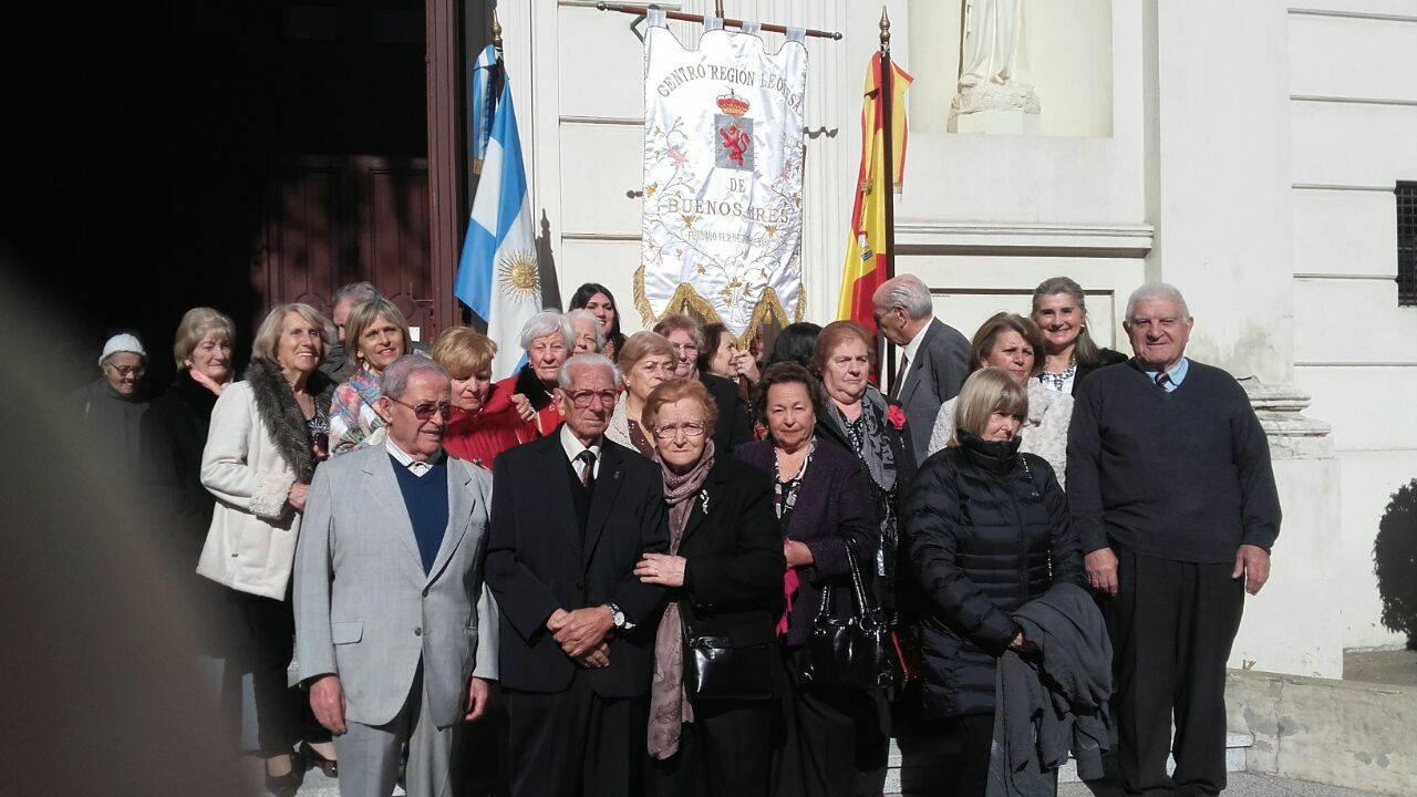 El Presidente D. Cándido Vidales celebra los 25 años de socio de un jóven descendiente de leoneses!
