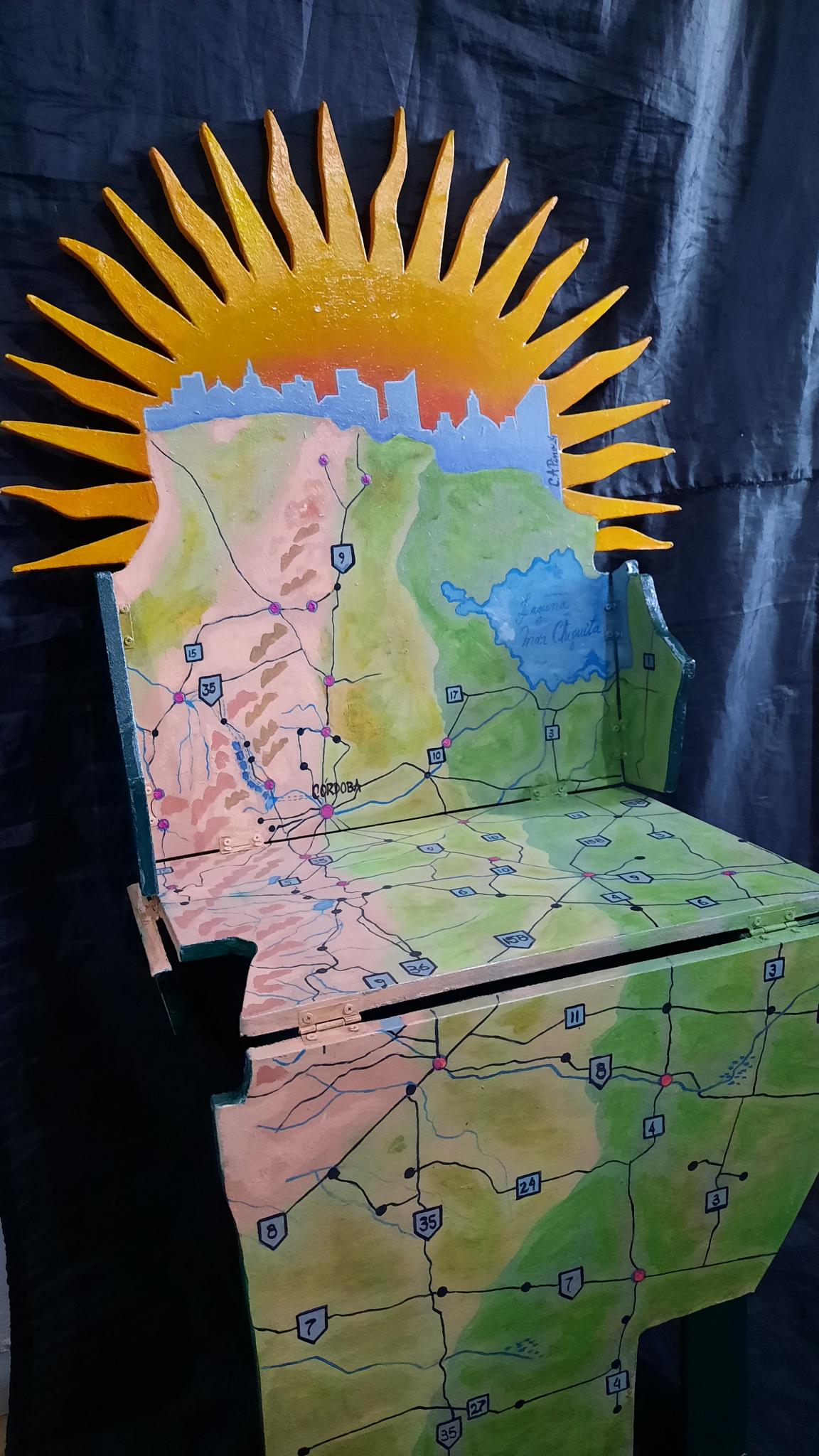 Objeto. Mapa de la Provincia de Córdoba que se despliega y hace silla