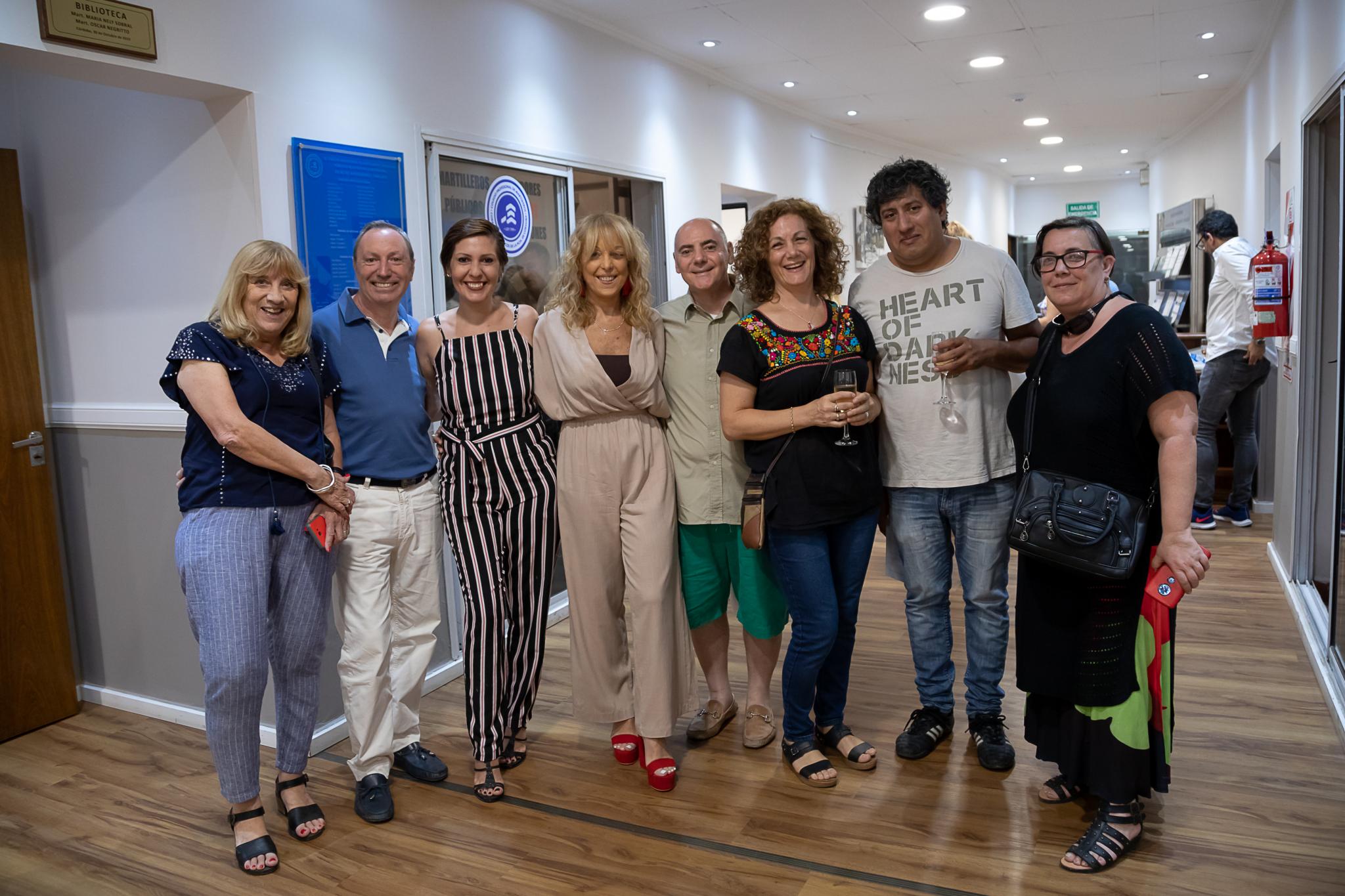 Artista, Curadora con amigos coleccionistas y galeristas.