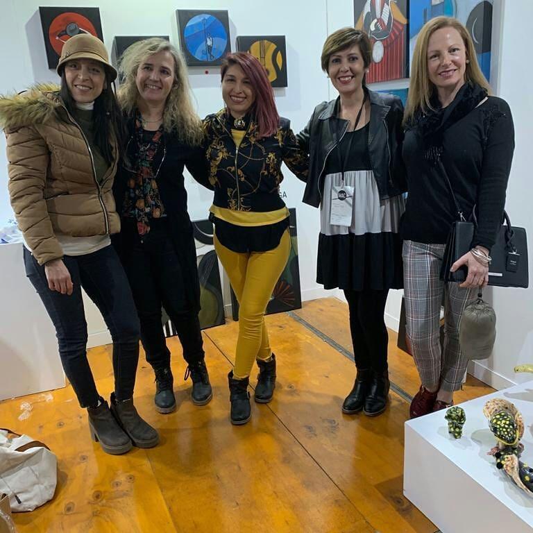 Gestión y Ventas Claudia Pino con Artistas exponiendo en el stand