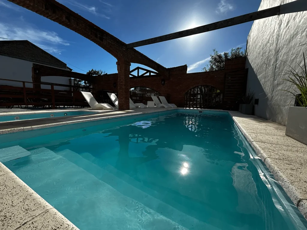 Pileta del Hotel Cheval Blanc de noche, Villa Gesell