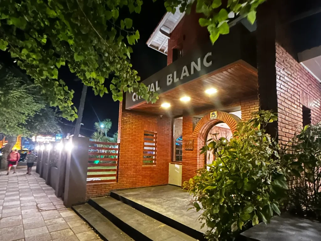 Frente y parque del Hotel Cheval Blanc, Villa Gesell