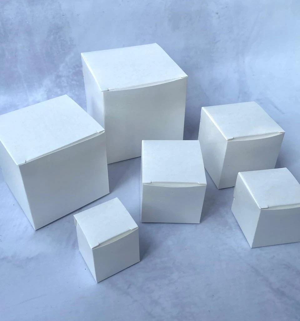 Lámpara de mesa de diseño sobre escritorio claro