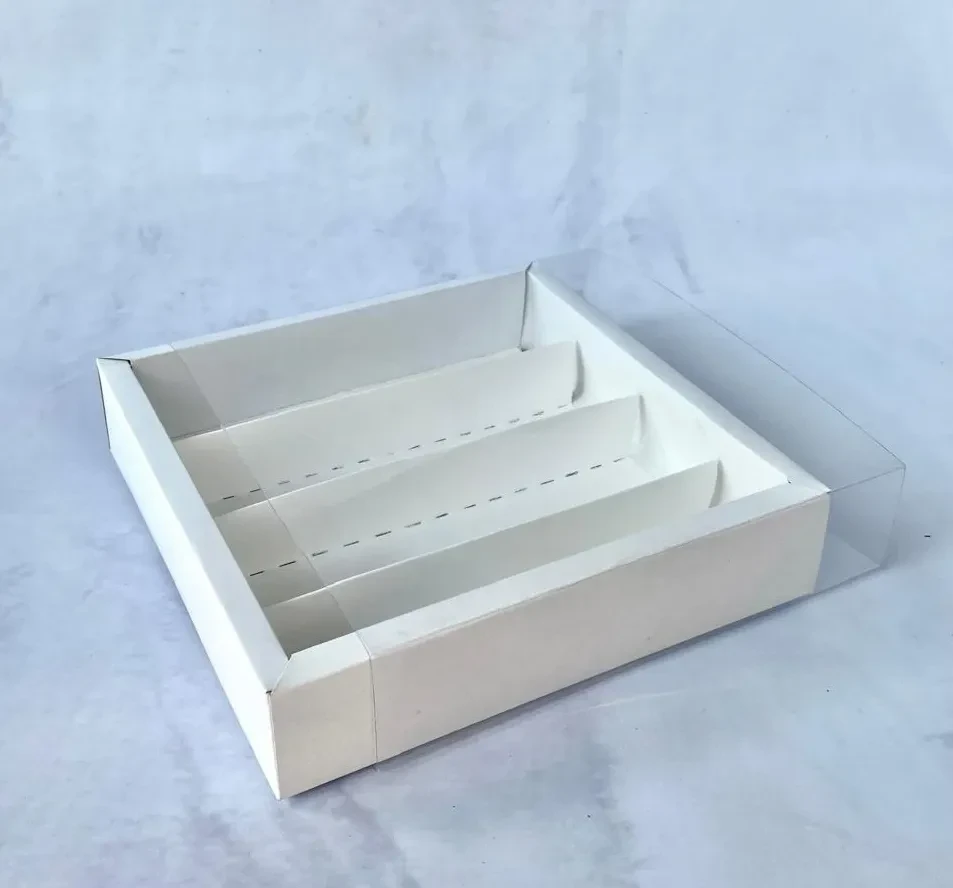 Juego de tazas de cerámica sobre una mesa de madera