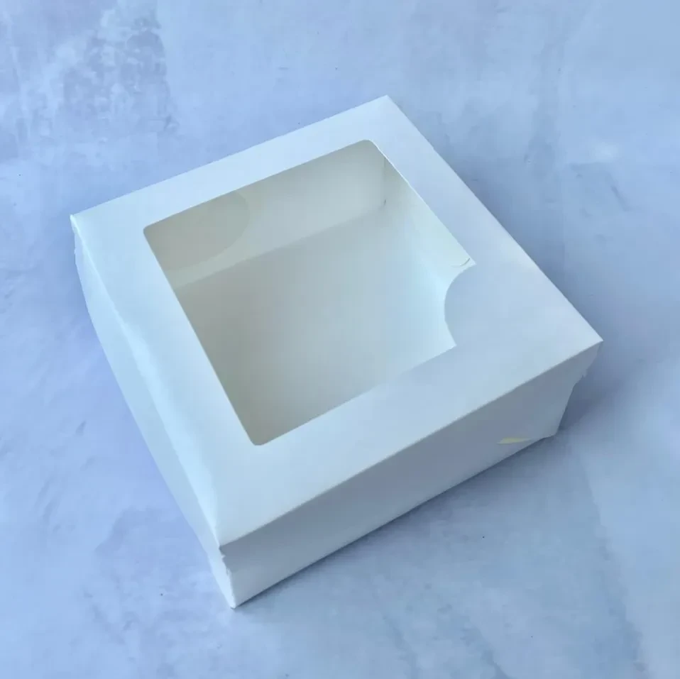 Silla de madera minimalista junto a una pared neutra