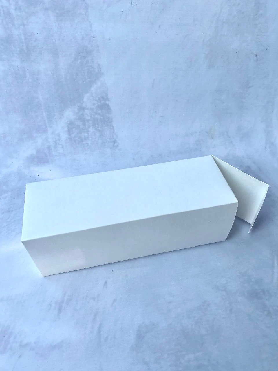 Juego de tazas de cerámica sobre una mesa de madera
