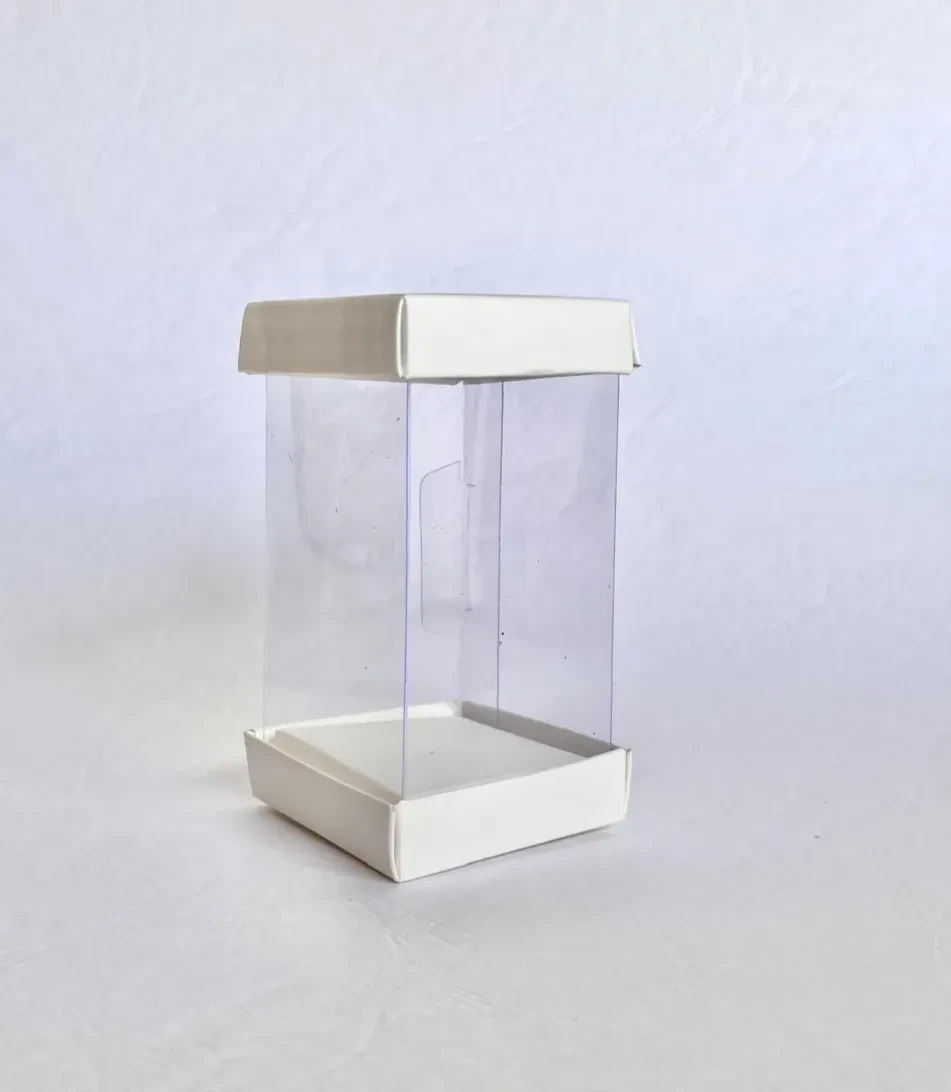 Lámpara de mesa de diseño sobre escritorio claro