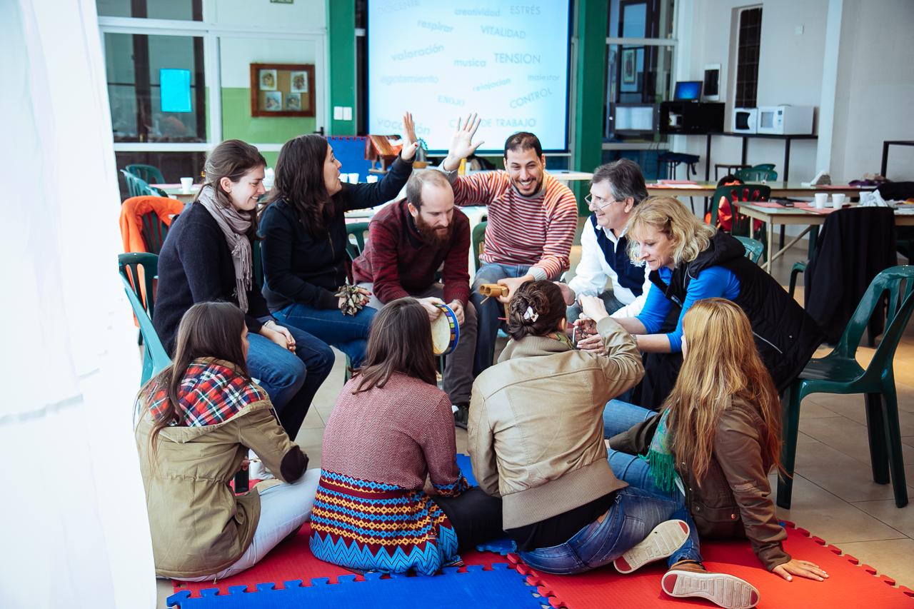 Encuentros vivenciales de musicoterapia para mejorar el estres laboral