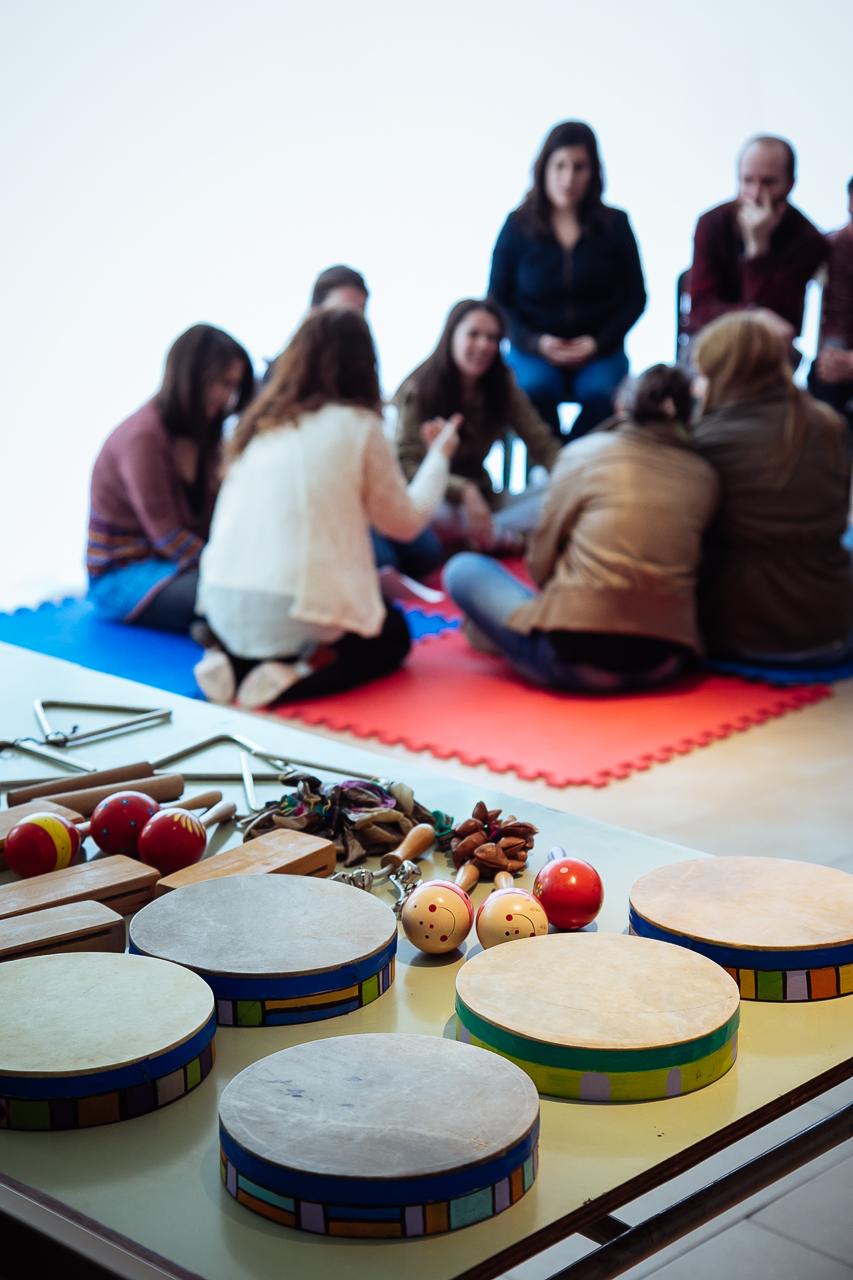 Encuentros vivenciales de musicoterapia para mejorar el estres laboral