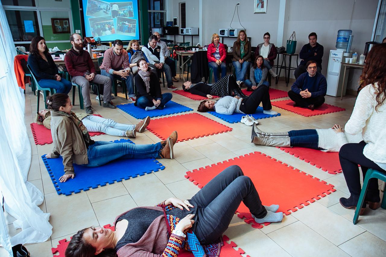 Encuentros vivenciales de musicoterapia para mejorar el estres laboral
