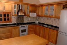 Muebles de cocina , muebles de campo , muebles de algarrobo , muebles de madera , muebles macizos , muebles a medida