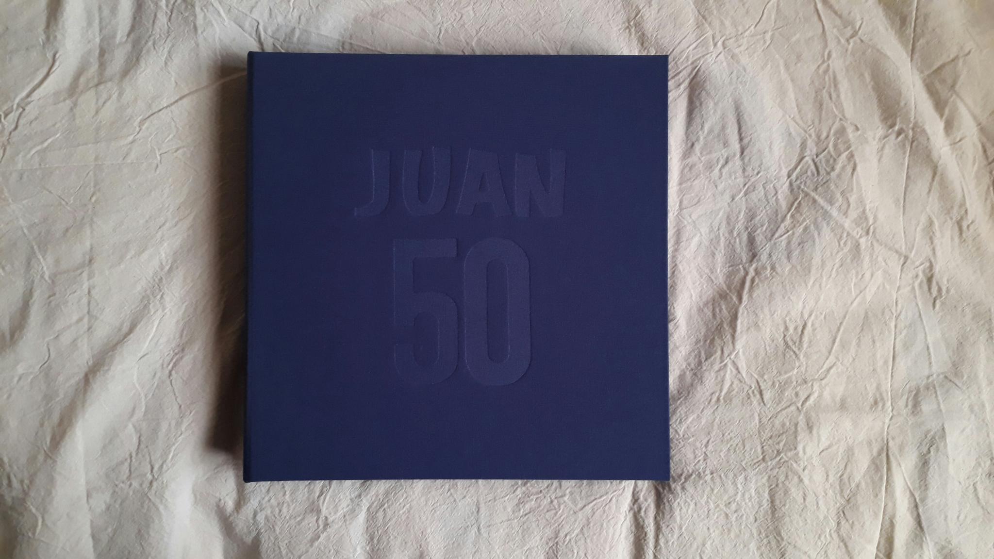 Realizada en pleno tela con bajo relieve en tapa