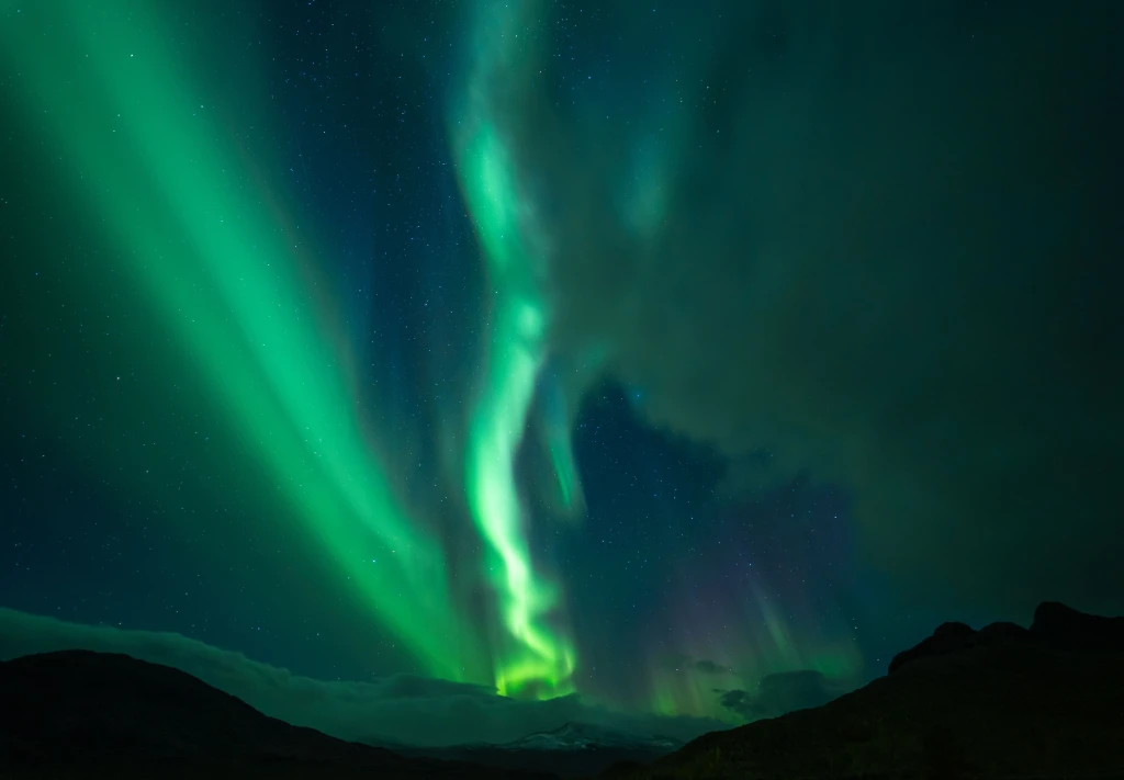 Active geomagnetic solar tracking capturing intense vertical green Aurora pillars.