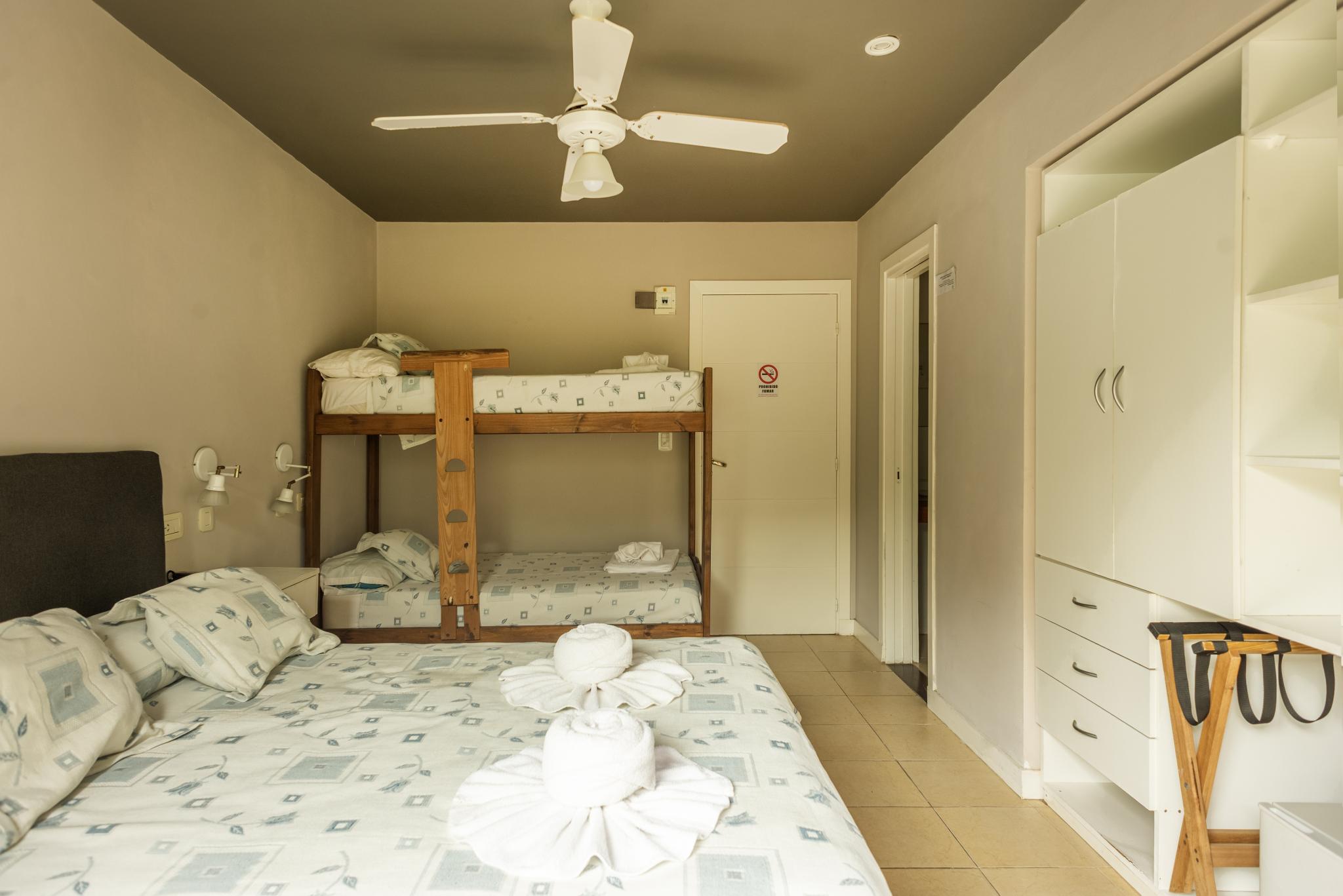 Habitación VIP con balcón o deck del Hotel Marítimo en Villa Gesell - foto 6