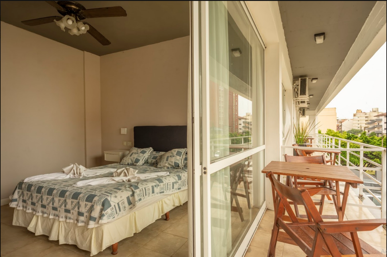 Habitación VIP con balcón o deck del Hotel Marítimo en Villa Gesell - foto 1
