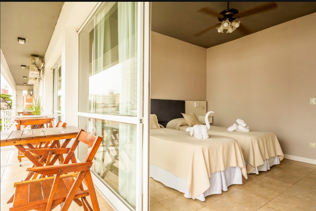 Habitación VIP con balcón o deck del Hotel Marítimo en Villa Gesell - foto 2