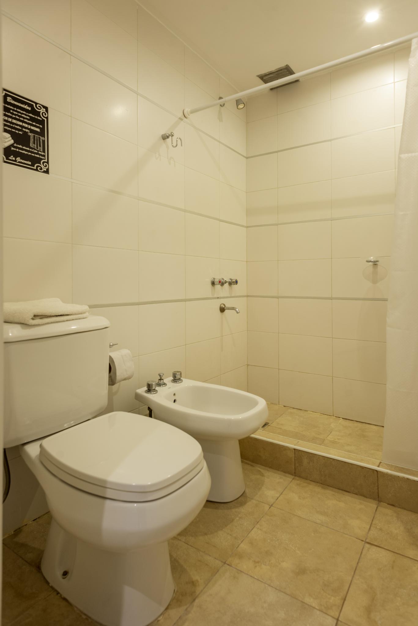 Habitación VIP con balcón o deck del Hotel Marítimo en Villa Gesell - foto 8