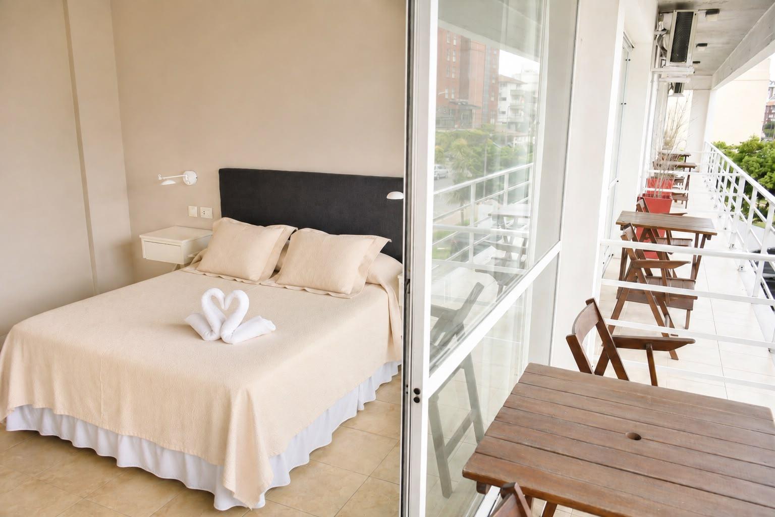 Habitación VIP con balcón o deck del Hotel Marítimo en Villa Gesell - foto 3