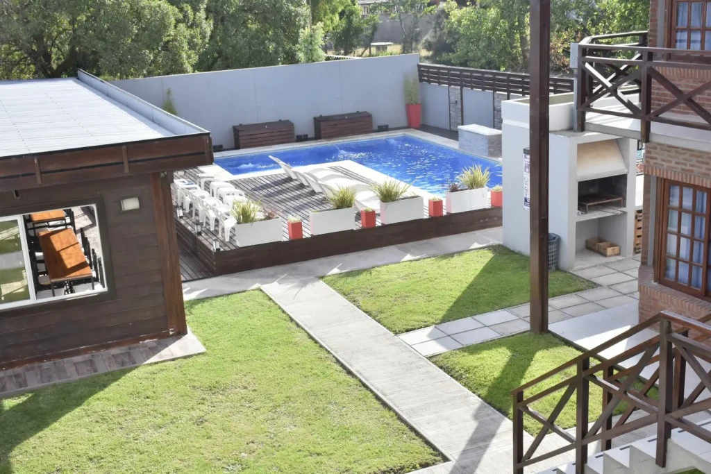 Patio con pileta del Hotel Marítimo en Villa Gesell